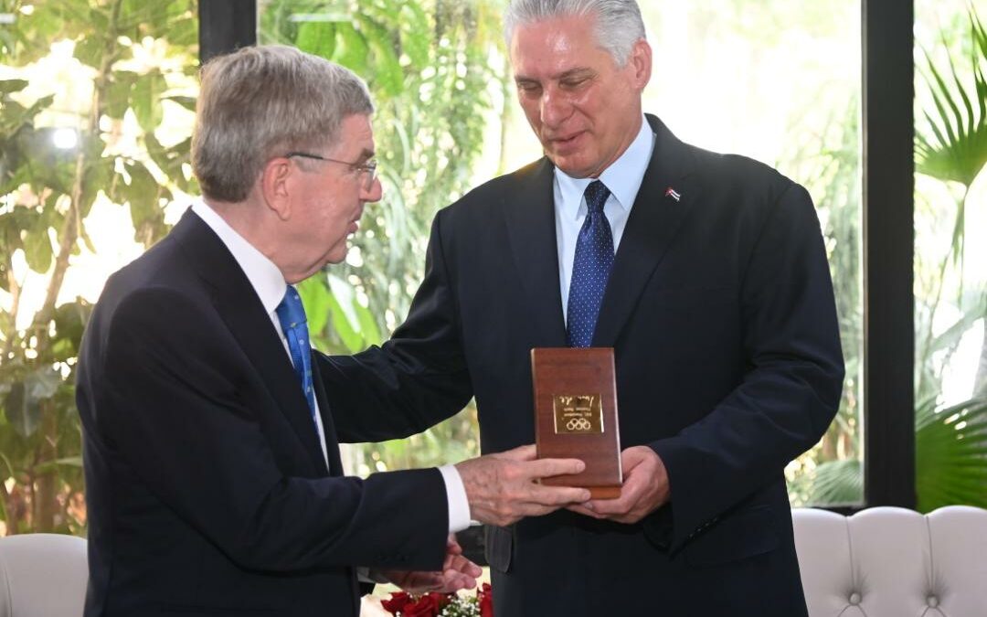Bach entrega la Medalla de Oro del COI a presidente cubano
